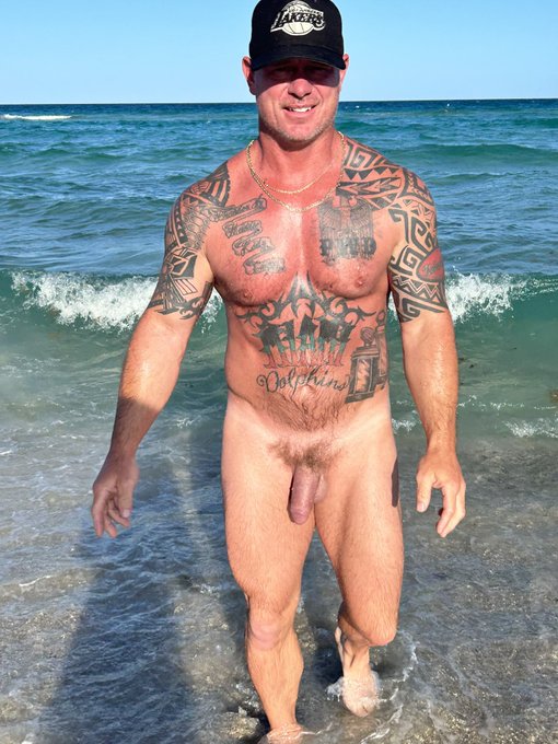 1 pic. Hey 👋 looking for a clean fit fun guy…, that enjoys life  loves to share… 

We swap 🍍🍍🍍🍍🍍🍍🍍🔗🔗🔗🔗🎥LINKS