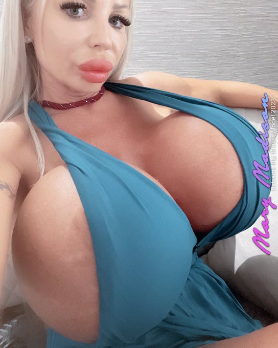 Embracing the elegance of curves  confidence 💃💙 This turquoise evening dress accentuates every curve