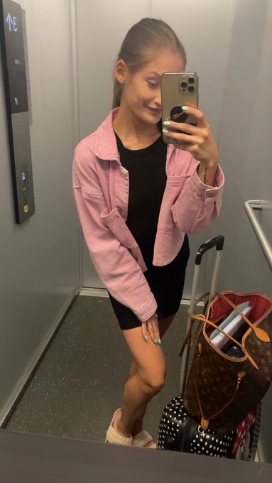 Little booty, Skinny booty, Tight pussy  ass 😉 https://t.co/Q3cz0nbvRL