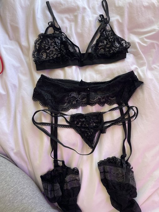 4 pic. I have tons of lingerie I’m selling right now! Message me if you wanna purchase a set, plus get
