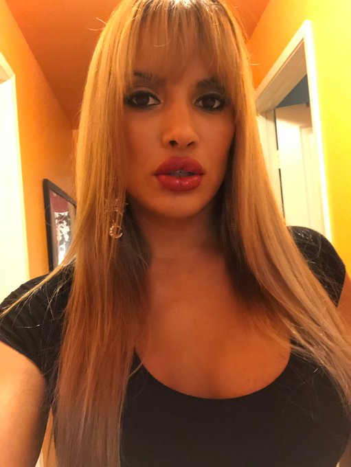 Bangs are back baby. #newhair #bangs https://t.co/sAeYdsHjJm