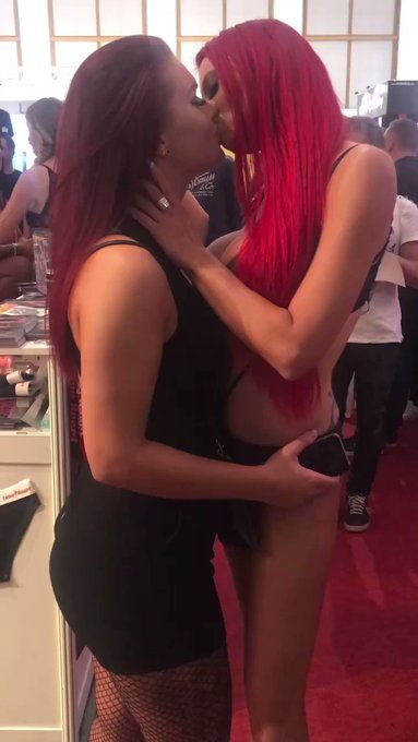 Wer von euch kommt zu Venus ?
Freue mich über jeden der an meinen Stand vorbei schaut https://t.co/K