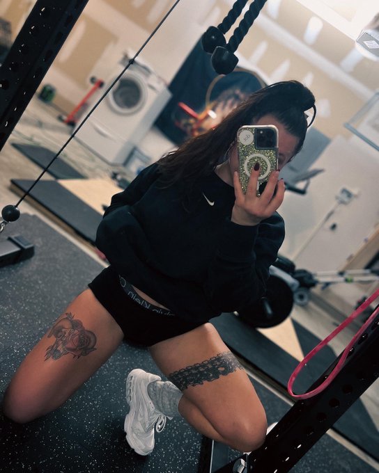 2 pic. Late night gym sessions , trying to grow this thangggg 😈😈💦💦 https://t.co/dMAKqqlSHC