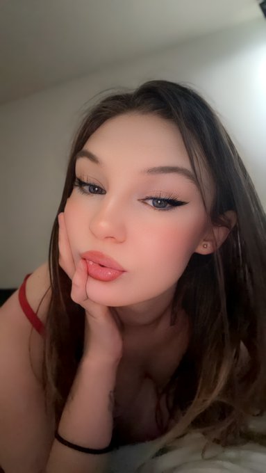 Are you thinking of me today? 😶 https://t.co/vgXGkd8Xkv