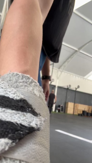 Se rompió mi short 🤣🤣🤣 https://t.co/lG7adxP9ai