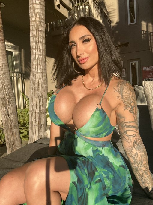 1 pic. Which one is your fav? 🦚

https://t.co/qzGjOUoY1E https://t.co/DkY0jXflgX