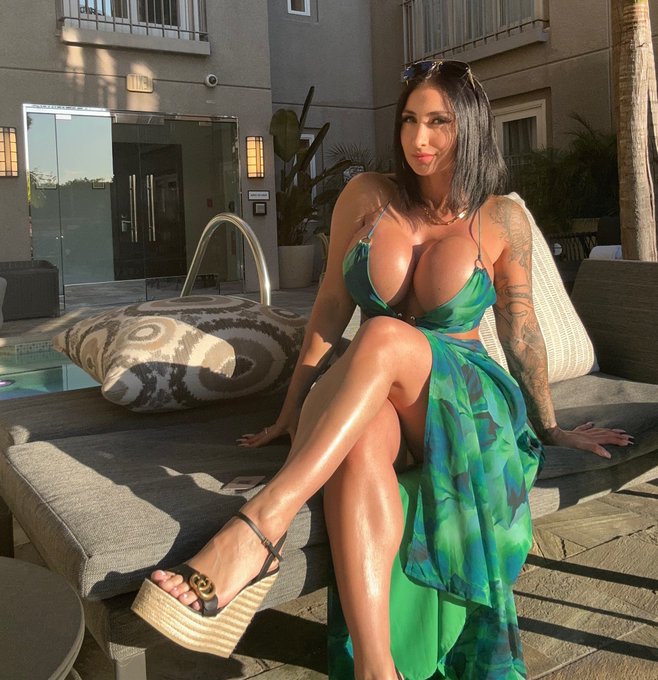 2 pic. Which one is your fav? 🦚

https://t.co/qzGjOUoY1E https://t.co/DkY0jXflgX