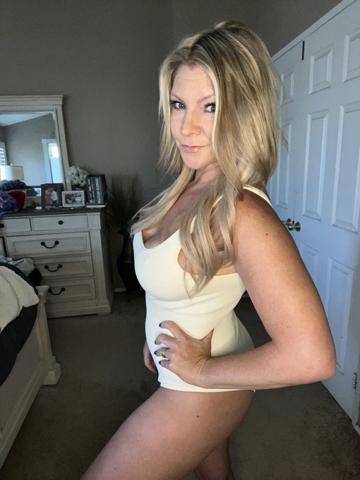 Doing sexting deals today only 😈📱🔥 message me for info if interested ! https://t.co/yAzoKtmdhz