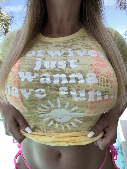 Milf Monday with my fav @MalibuStrings ☀️ this hotwife lovvvves the sun ☀️ 

See me daily ⬇️ https://t