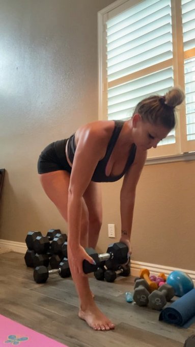 I just sold a video on #realloyalfans. Take a look here: https://t.co/lYHfCOV2FB https://t.co/IPCP6Q